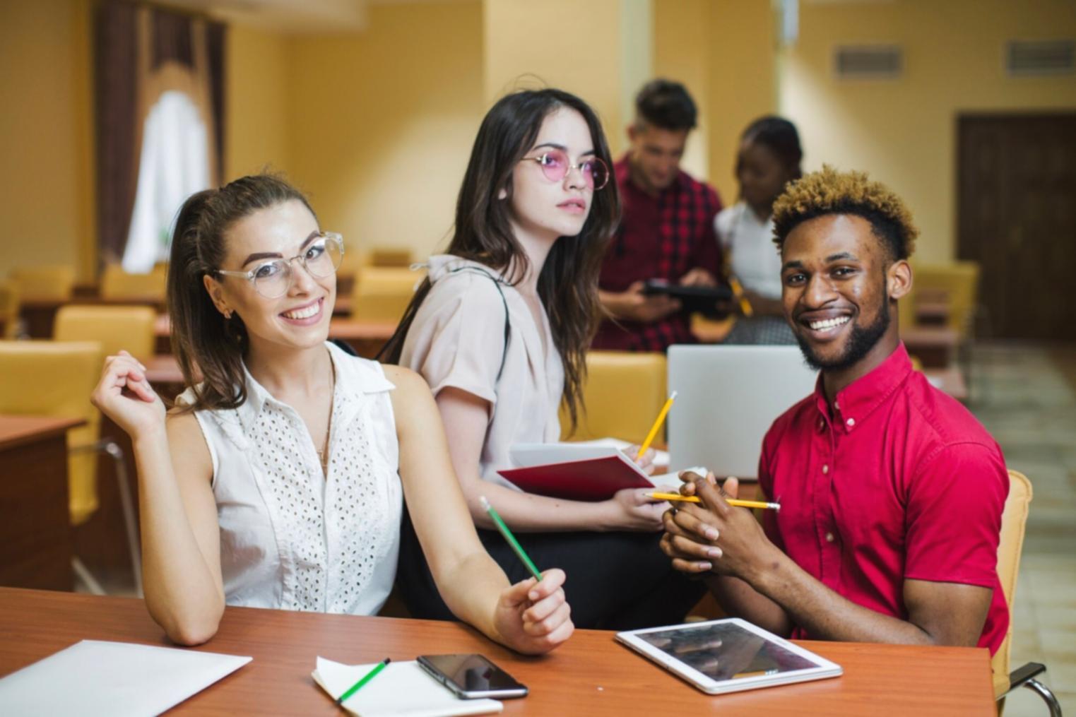 Espacio de trabajo ordenado con calculadora, notas financieras y planificación de presupuesto
